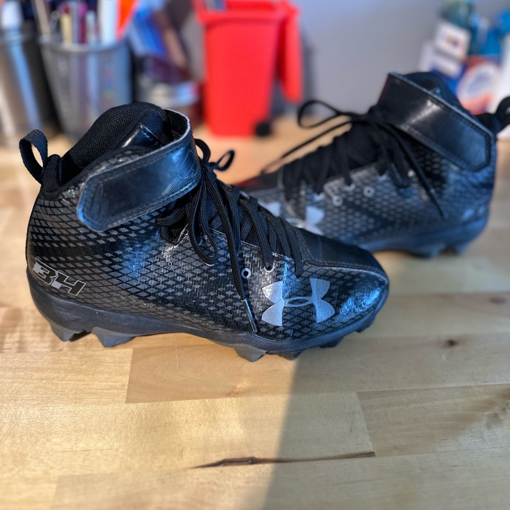 Under Armour Football/Baseball cleats.  Boys Size 1.5.  High top. Almost New